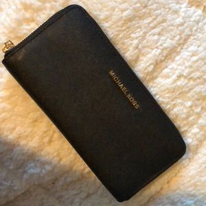 Michael Kors Jet Set Travel Wallet